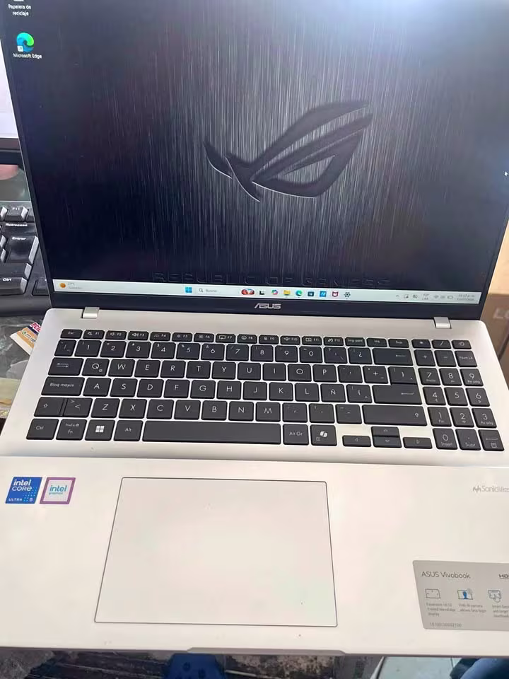 ASUS Vivobook S14 display and bezel close view