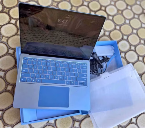 <strong>01. Microsoft Surface Laptop (7th Edition)</strong>